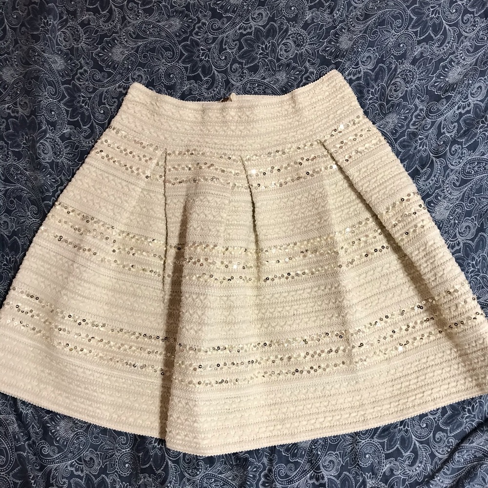 Super cute skirt with some sequins. Size Medium
